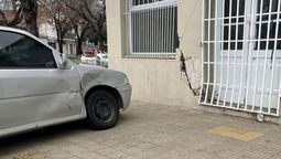 altText(Fuerte choque entre dos autos en una peligrosa esquina de barrio Candioti norte)}