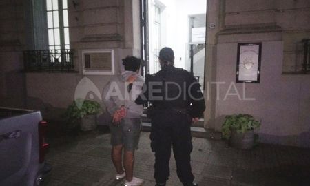 La mujer se deshizo de la moto y continuó su huida a pie, pero fue detenida por el personal de Comando La mujer se deshizo de la moto y continuó su huida a pie, pero fue detenida por el personal de Comando