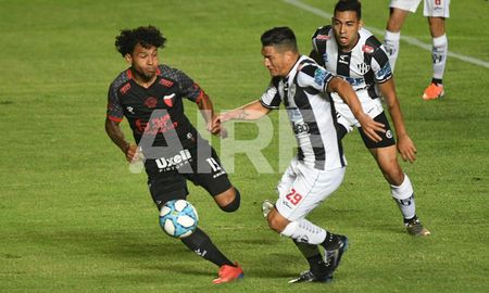 Colón quiere ser el puntero de la zona 2 y deberá certificarlo ante Central Córdoba. Colón quiere ser el puntero de la zona 2 y deberá certificarlo ante Central Córdoba.