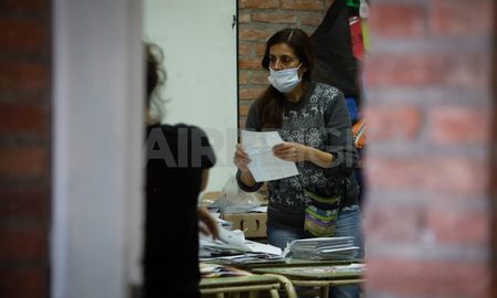El escrutinio provisorio se realiza en cada mesa de votación y los datos son transmitidos hacia el Data Center de la provincia. El escrutinio provisorio se realiza en cada mesa de votación y los datos son transmitidos hacia el Data Center de la provincia.
