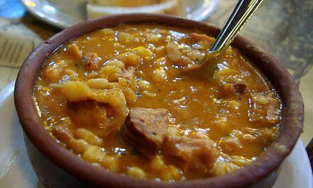 ¿Por qué es una tradición comer locro en las fechas patrias?