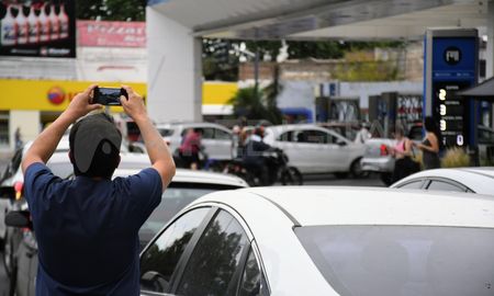 En los últimos días, se registraron largas filas en las estaciones de servicio ante la escasez de combistibles. En los últimos días, se registraron largas filas en las estaciones de servicio ante la escasez de combistibles.