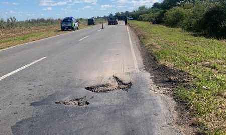 El 19 de marzo un camión volcó en la Ruta 11, a la altura de Llambi Campbell; en los peritajes, la PDI inspeccionó irregularidades en la calzada.