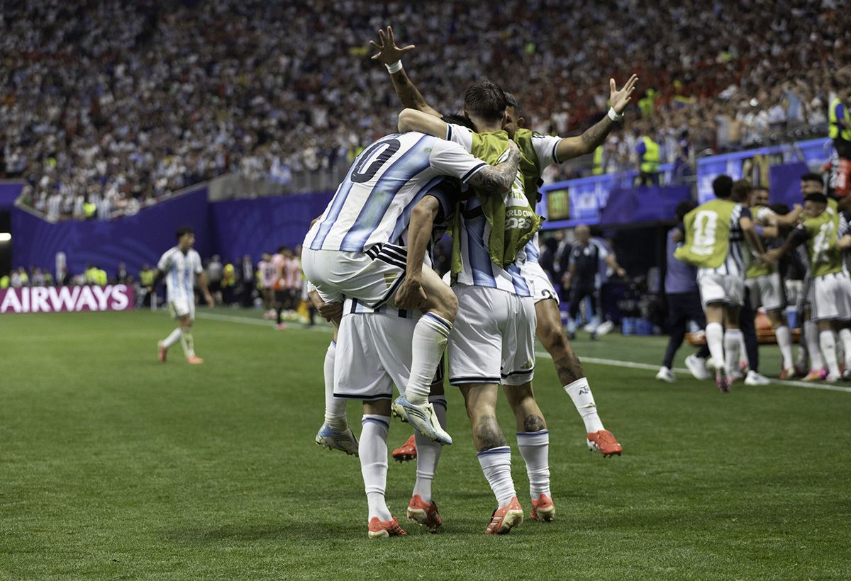 La foto del desahogo final en Atlanta. Argentina ganó un partido épico y se metió entre los mejores ocho del Mundial.