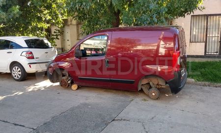 Así quedó el vehículo tras el saqueo de los delincuentes. Así quedó el vehículo tras el saqueo de los delincuentes.