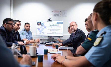 Perotti fue recibido por autoridades de la Gendarmería Francesa, quienes le expusieron los principales desarrollos tecnológicos en materia de prevención del delito. Perotti fue recibido por autoridades de la Gendarmería Francesa, quienes le expusieron los principales desarrollos tecnológicos en materia de prevención del delito.