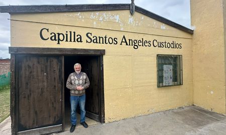 El padre Axel Arguinchona encabeza la campaña solidaria para ampliar la capilla Santos Ángeles Custodios, en Colastiné Norte, y fortalecer la asistencia a las familias del barrio. El padre Axel Arguinchona encabeza la campaña solidaria para ampliar la capilla Santos Ángeles Custodios, en Colastiné Norte, y fortalecer la asistencia a las familias del barrio.