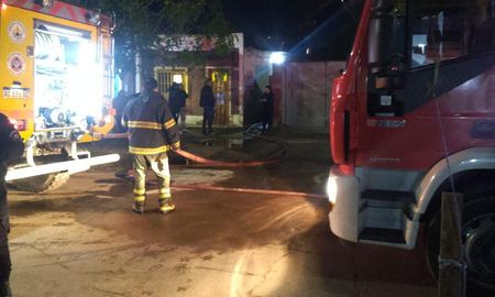 Bomberos trabajaron en la extinción del fuego que consumió por completo la vivienda de calle Hugo Wast al 6500.El incendio se produjo en una vivienda de barrio Yapeyú. Bomberos trabajaron en la extinción del fuego que consumió por completo la vivienda de calle Hugo Wast al 6500.El incendio se produjo en una vivienda de barrio Yapeyú.