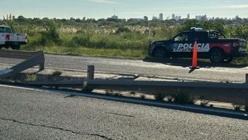 El colectivo se había cruzado de carril y dañado el cantero central por el accidente.