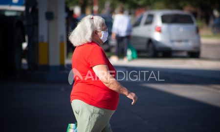 Una mujer con barbijo por Bulevar, en Santa Fe Una mujer con barbijo por Bulevar, en Santa Fe