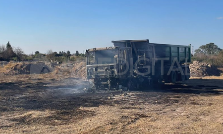Así quedó el camión que se prendió fuego en la cava. Así quedó el camión que se prendió fuego en la cava.
