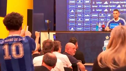 Tras el triunfo de Argentina un hincha se infiltró en la conferencia de Lionel Scaloni y lo cuestionó