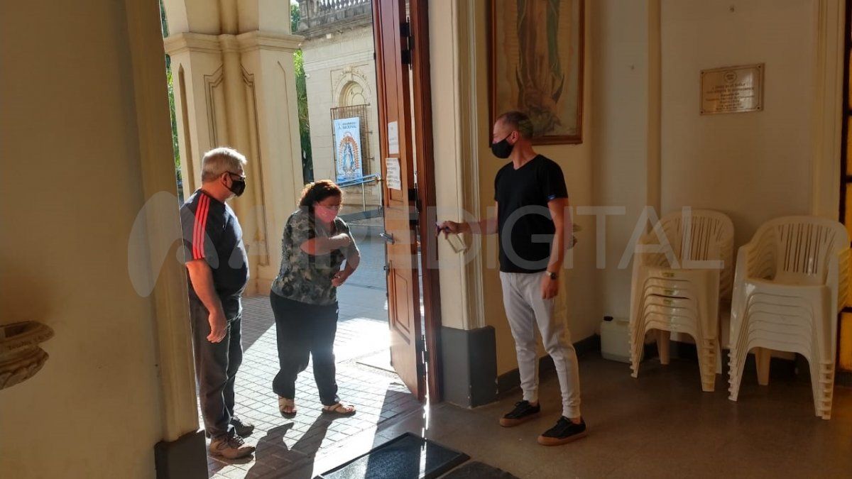 A cada persona que ingresa a la Basílica de Guadalupe, se le coloca alcohol en sus manos.