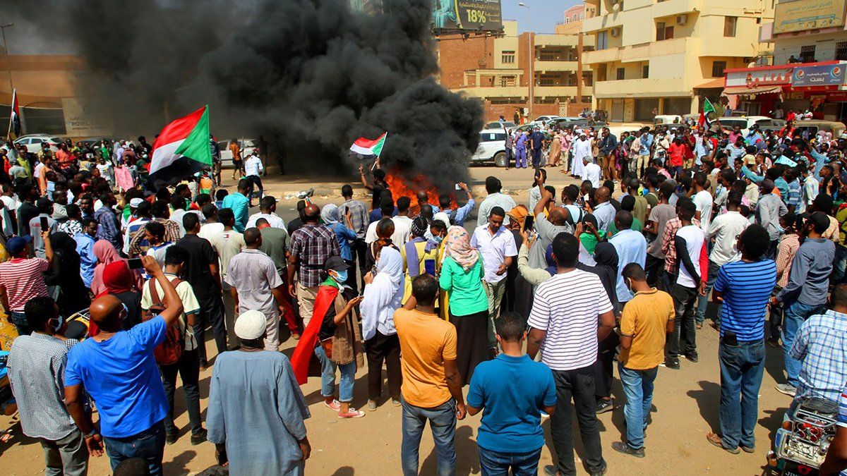 Al menos 12 personas han resultado heridas durante los enfrentamientos frente al cuartel general del ejército en la capital sudanesa.