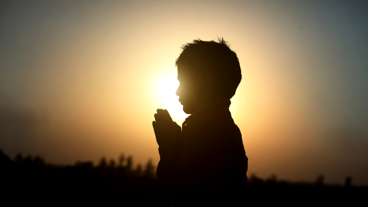 Enciende una vela verde para simbolizar la prosperidad y atraer la energía del dinero a tu vida.