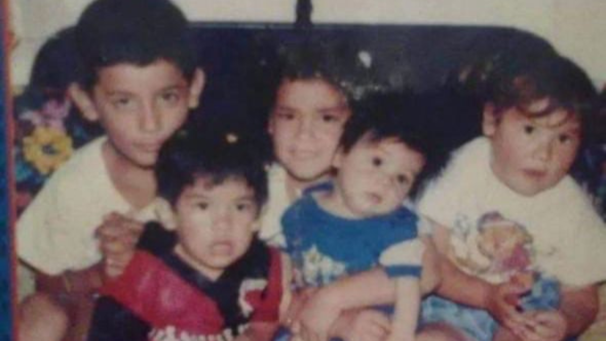 Una camiseta de Colón y una foto familiar fueron los únicos recuerdos que unieron a cinco hermanos separados de niños.