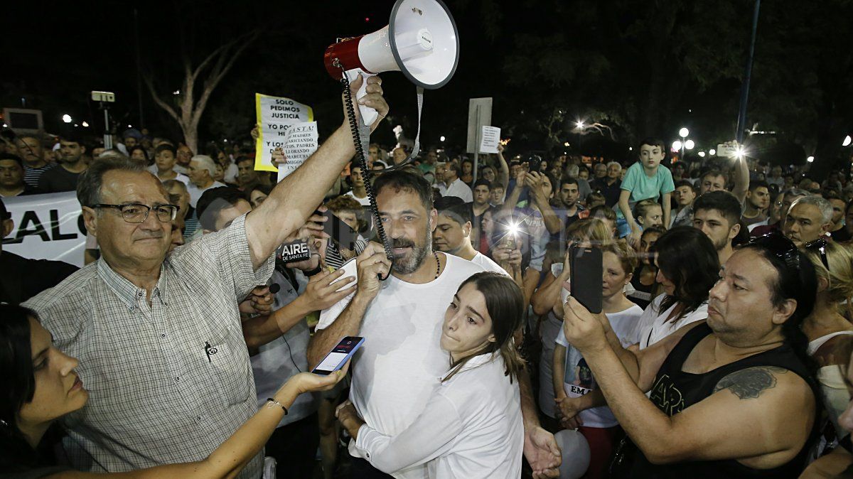 Los padres de Gonzalo Glaria estuvieron presentes en la marcha en la que los rafaelinos reclamaron justicia por su hijo y basta de inseguridad.