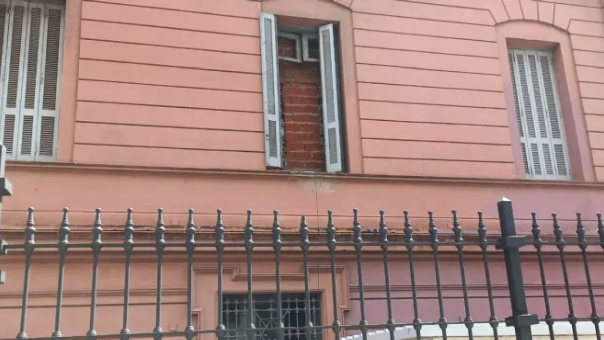 Las ventanas tapiadas de la Casa Rosada despertaron curiosidad y teorías en redes.