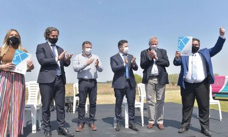 Santiago Cafiero encabezó la firma de convenios para el traspaso de un predio del Estado nacional a Agua y Saneamientos Argentinos S.A. (AySA), y otro a la Universidad Nacional del Oeste. Santiago Cafiero encabezó la firma de convenios para el traspaso de un predio del Estado nacional a Agua y Saneamientos Argentinos S.A. (AySA), y otro a la Universidad Nacional del Oeste.