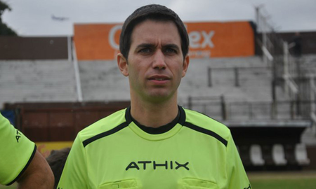 El juez Lanzón condenó, por acosar sexualmente a dos adolescentes, al ex árbitro de fútbol Martín Bustos a tres años de prisión condicional. El juez Lanzón condenó, por acosar sexualmente a dos adolescentes, al ex árbitro de fútbol Martín Bustos a tres años de prisión condicional.