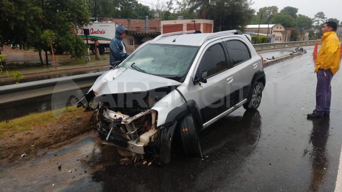 El auto que estaba en el cantero central fue removida hacia un costado de la mano hacia el norte.