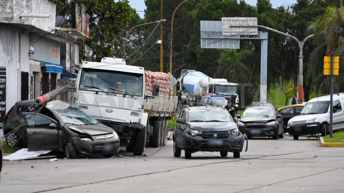 Postal del choque de este mediodía en la ciudad de Villa Gobernador Gálvez. Postal del choque de este mediodía en la ciudad de Villa Gobernador Gálvez.
