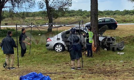 Peritos de la AIC trabajaron en el lugar del siniestro que se produjo en la autopista Rosario-Santa Fe, a la altura del kilómetro 145. Peritos de la AIC trabajaron en el lugar del siniestro que se produjo en la autopista Rosario-Santa Fe, a la altura del kilómetro 145.