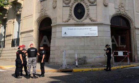 En el recinto se estaban desarrollando reuniones de comisión, cuando los cerca de 200 empleados debieron activar el protocolo de evacuación de emergencia que los hizo salir del edificio en 10 minutos. En el recinto se estaban desarrollando reuniones de comisión, cuando los cerca de 200 empleados debieron activar el protocolo de evacuación de emergencia que los hizo salir del edificio en 10 minutos.