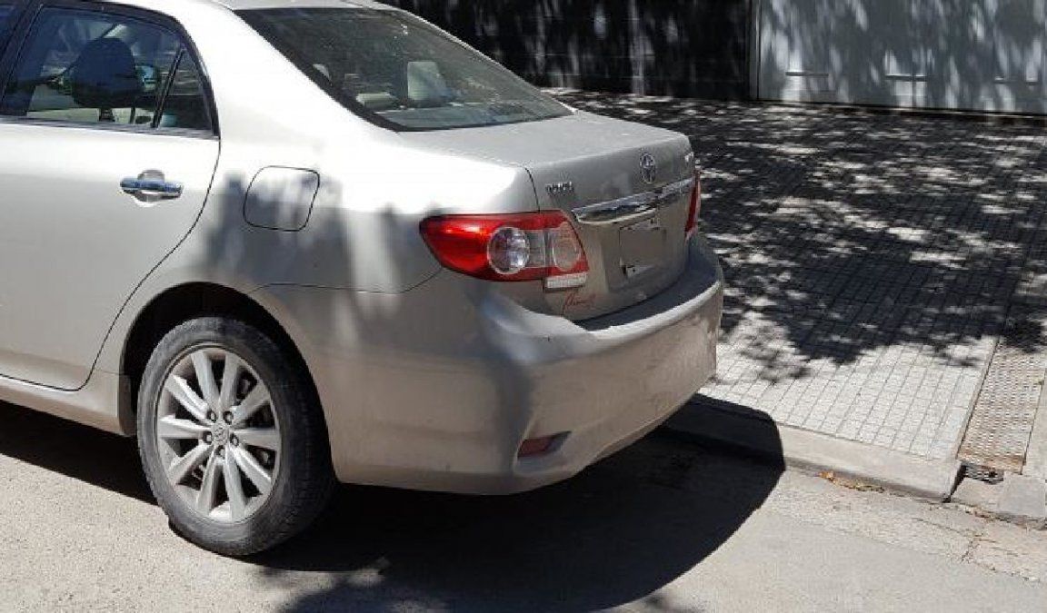 Dejó el auto en la puerta de un garage y la venganza de un vecino se volvió viral: Al que estacione