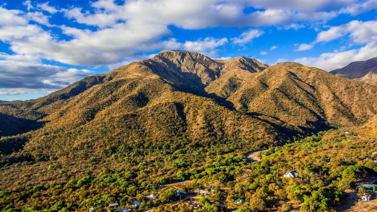 Con casi 2000 metros de altura, el Uritorco es el epicentro del turismo esot&eacute;rico en Argentina, atrayendo a investigadores de fen&oacute;menos OVNI de todo el mundo.