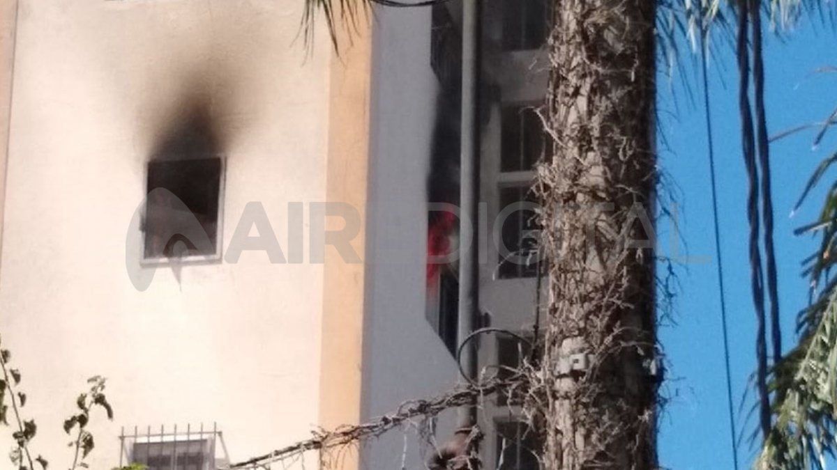 El siniestro se produjo en el cuarto piso de la torre y según las primeras versiones habría sido originado por un desperfecto eléctrico. Para determinar lo sucedido deberán realizarse los peritajes correspondientes.