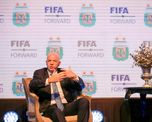 Gianni Infantino, presidente de Fifa, visitó Argentina, brindó una conferencia junto a Chiqui Tapia y sigue pregonando por organizar los mudiales cada dos años. Gianni Infantino, presidente de Fifa, visitó Argentina, brindó una conferencia junto a Chiqui Tapia y sigue pregonando por organizar los mudiales cada dos años.