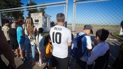 Llegada de Messi al aeropuerto de Sauce Viejo: emoción, mate y radios encendidas