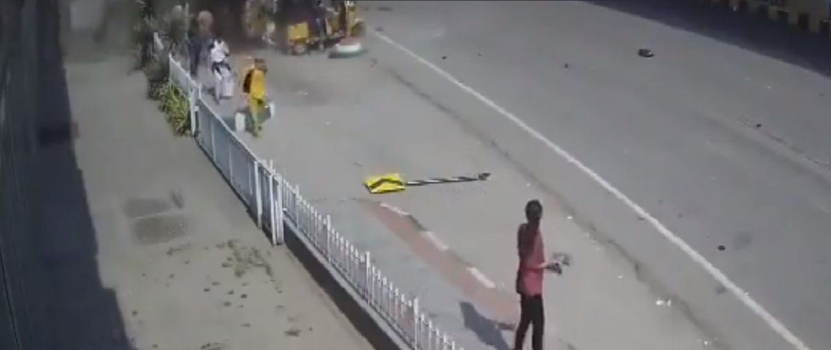 VIDEO: un auto voló de un puente, cayó en una calle y mató a una mujer