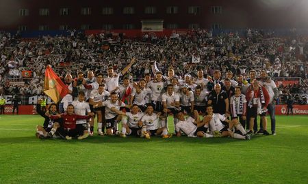 El Burgos de España, con Barovero y Pisculichi, ascendió a LaLiga 2 de España luego de 20 años en tercera división. El Burgos de España, con Barovero y Pisculichi, ascendió a LaLiga 2 de España luego de 20 años en tercera división.