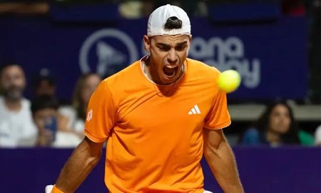 Francisco Cerúndolo se impuso por 6-4 y 6-2, luego de una hora y 36 minutos de juego. Francisco Cerúndolo se impuso por 6-4 y 6-2, luego de una hora y 36 minutos de juego.