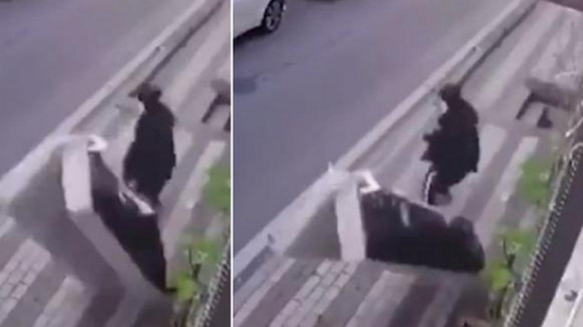 Video viral: una mujer casi muere luego de que lanzaran un sillón desde el tercer piso de un edificio. &nbsp;