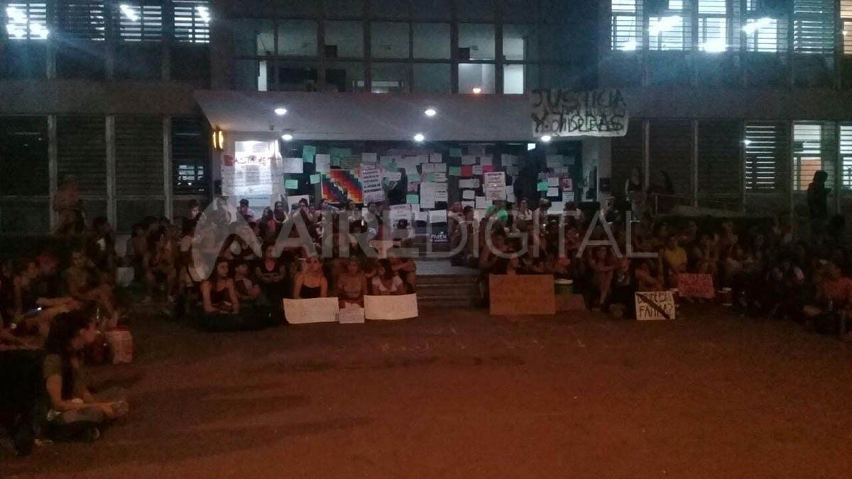 Vigilia y reclamos por el femicidio de Fátima: manifestantes rodean los tribunales de Paraná