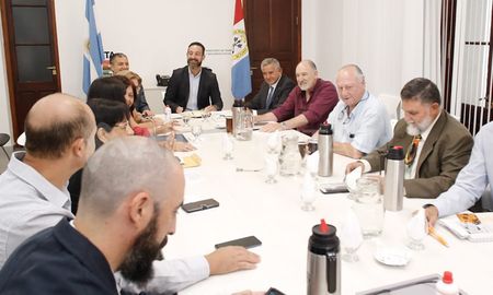 Uno de los últimos encuentros presenciales de la paritaria de Salud antes del avance de la pandemia de coronavirus en la provincia de Santa Fe. El encuentro fue encabezado por el ministro Roberto Sukerman y participaron referentes de Amra y Siprus. Uno de los últimos encuentros presenciales de la paritaria de Salud antes del avance de la pandemia de coronavirus en la provincia de Santa Fe. El encuentro fue encabezado por el ministro Roberto Sukerman y participaron referentes de Amra y Siprus.