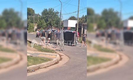 La camioneta, que se conducía a gran velocidad, terminó sobre la cinta asfáltica. La camioneta, que se conducía a gran velocidad, terminó sobre la cinta asfáltica.