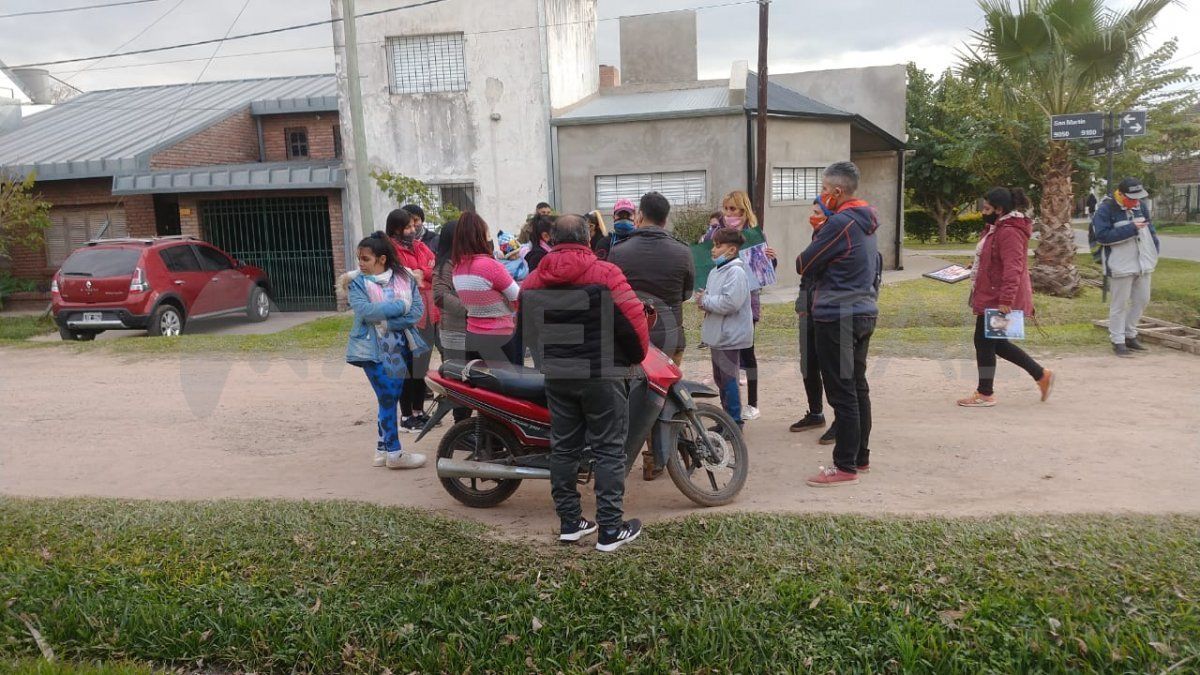 Allegados a Francisco Castillo se concentraron en la esquina donde fue encontrado sin vida el hombre de 57 a&ntilde;os, cuando se dirig&iacute;a a su trabajo.&nbsp;
