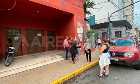 Un grupo de padres se acercó a dialogar con el rector del colegio Comercial, tras la protesta de los alumnos de quinto año, por el estado edilicio del edificio. Un grupo de padres se acercó a dialogar con el rector del colegio Comercial, tras la protesta de los alumnos de quinto año, por el estado edilicio del edificio.