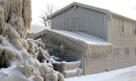 Casas cubiertas de hielo a lo largo de la playa del lago Erie Casas cubiertas de hielo a lo largo de la playa del lago Erie