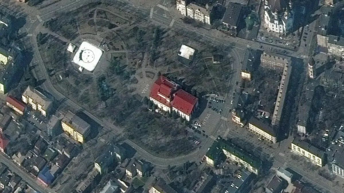 Un 16 de marzo, diversos ataques aéreos rusos arrasaron con un teatro de Mariupol, matando a unas 300 personas que se encontraban refugiadas en su interior.