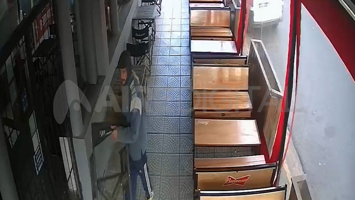 Ciudad de Santa Fe: el ladrón quedó registrado en las cámaras cuando se llevaba una silla del drugstore.