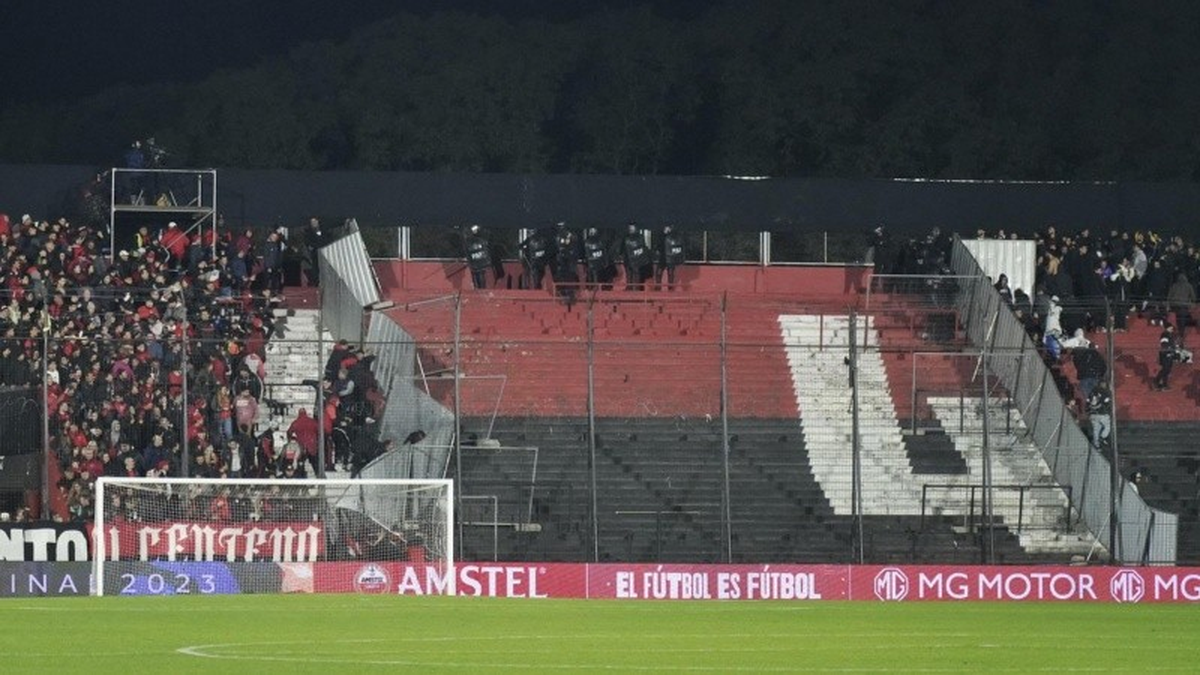 Incidentes durante el partido entre Newell's y Corinthians. Incidentes durante el partido entre Newell's y Corinthians.