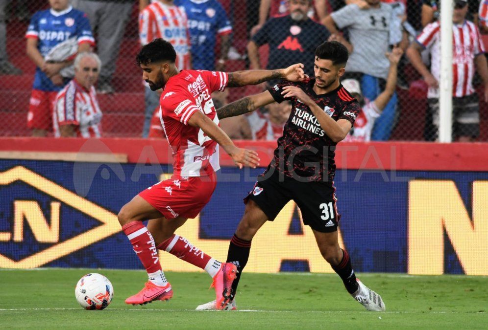Emanuel Brítez disputa la pelota con Santiago Simón, volante de River, en la victoria del Club Atlético Unión por 1-0 en la primera fecha de la Copa de la Liga Profesional.