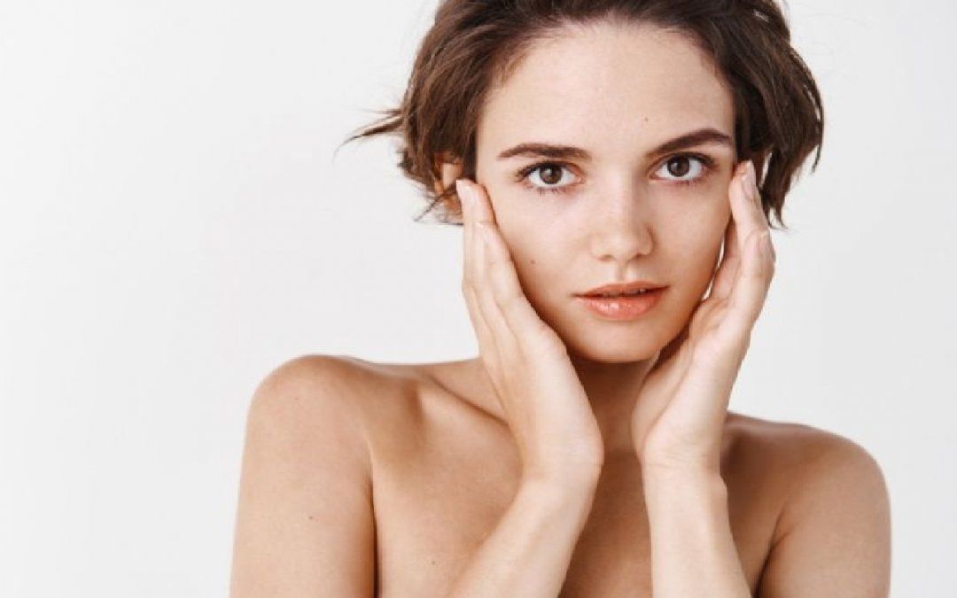 Cómo usar el aceite de ricino para eliminar las manchas en la cara y en las manos