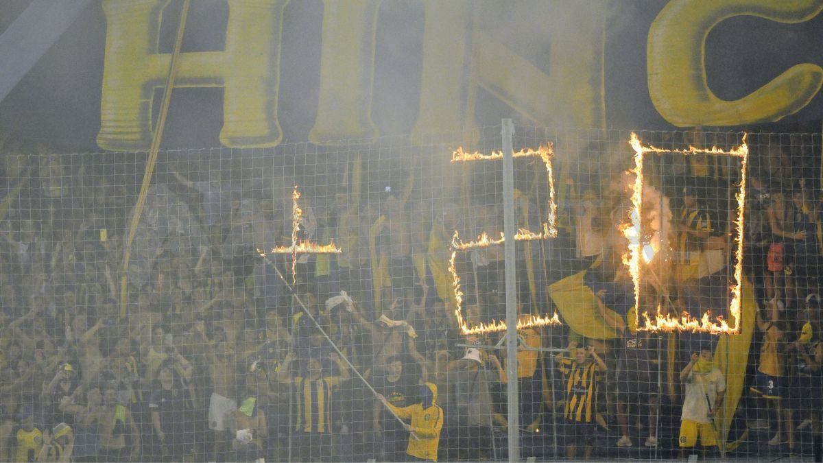Rosario Central volvió a encender la polémica tras el abuso de pirotecnia en el partido ante Sarmiento. Rosario Central volvió a encender la polémica tras el abuso de pirotecnia en el partido ante Sarmiento.