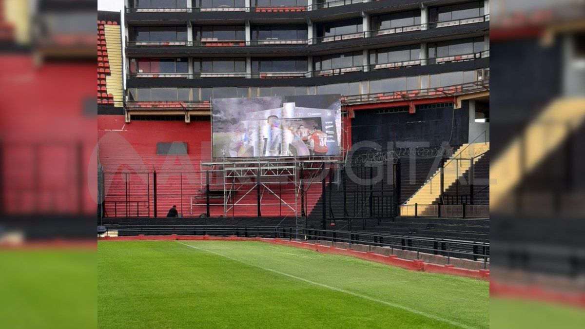 El escenario con pantalla gigante está ubicado en el codo entre la Platea Oeste y la tribuna de espaldas al Fonavi.